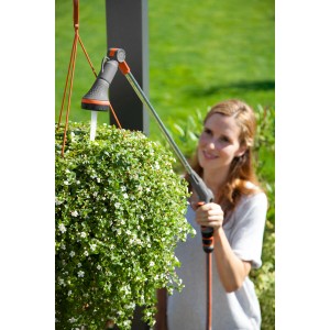 Donna annaffia cesto appeso con lancia per innaffiare Gardena Comfort. Spruzzatore da giardino con testa girevole.