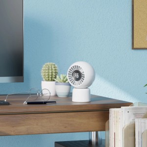 Ventilateur de table blanc avec écran LED et port USB sur un bureau.