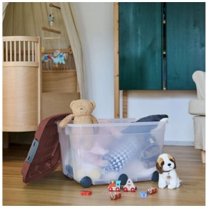 Boîte de rangement Rotho Roller6, 57L, transparente avec couvercle rouge, remplie de jouets.