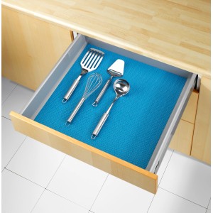 Tapis antidérapant bleu Wenko dans un tiroir avec des ustensiles de cuisine. Tapis de cuisine à découper.