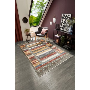 Tappeto Luxor Living Rocco, motivo etnico a strisce multicolore verde, rosso, oro, beige in soggiorno.