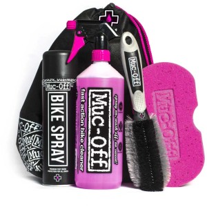 Muc-Off Reinigungsset Bicycle Essentials mit Reiniger, Spray, Bürste und Schwamm im Tragebeutel.