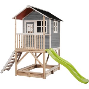 Maisonnette en bois grise EXIT Loft 500 avec toboggan, bac à sable et échelle.