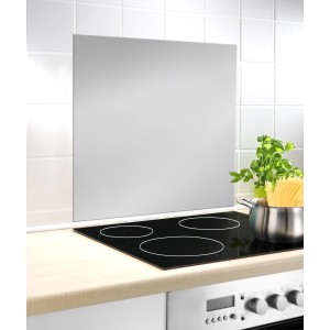 Crédence en verre argenté Wenko 60x70 cm derrière la plaque de cuisson.