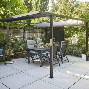 Pergola Siena Garden con schermo Schattenmanufaktur, 150x210 cm, in giardino.