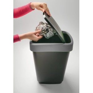 Schwarzer Rotho Abfalleimer Twist 25 l mit geöffnetem Deckel und Hand, die Papier hineinwirft.