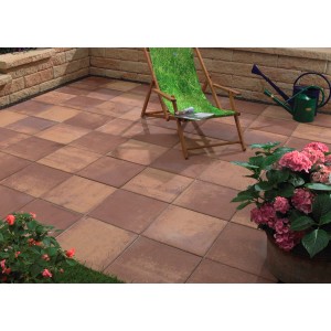 Piastrelle per terrazza in cemento Florenz Terra-Nuanciert 40x40 cm posate su terrazza con mobili da giardino.