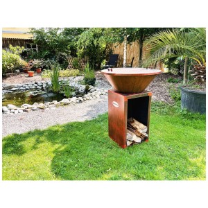 Sonnenkönig Nurmi Feuerschale mit Grillfunktion und Holzablage im Garten.