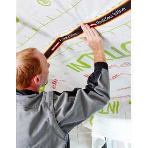 Applicazione del nastro di carta Rockwool RockTect Inline per sigillatura ermetica in interni.