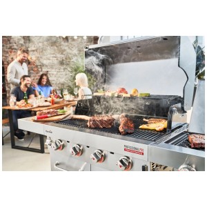Barbecue a gas Char-Broil Professional PRO S 4 in acciaio inox che cucina bistecche.