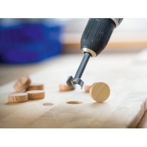 Punta Forstner LUX 18 mm in uso: Foratura precisa nel legno con punta da legno.