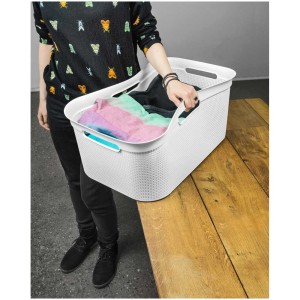 Panier à linge blanc Rotho Brisen (41 l) avec quatre poignées, rempli de linge.