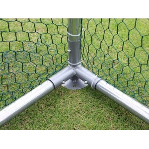 Détail de l'enclos pour animaux Zipper : tubes galvanisés et grillage sur pelouse.