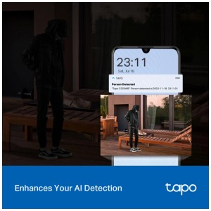 Tapo C325WB Netzwerkkamera mit Personenerkennung auf Smartphone-Display und Aussenaufnahme.