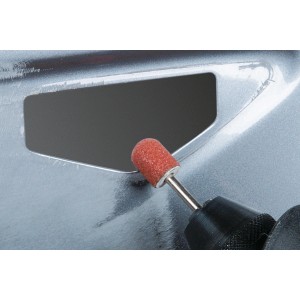Jeu de 5 meules abrasives en céramique Wolfcraft pour outil multifonction en utilisation.