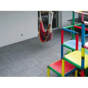 Piastre per terrazza Diephaus Aguna Quarz-Anthrazit 40x40 cm su terrazza con amaca e struttura gioco.