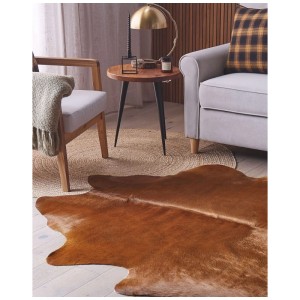 Brauner Kuhfell-Teppich Nasqu aus Echtleder (2-3 qm) von Beliani im Wohnzimmer.