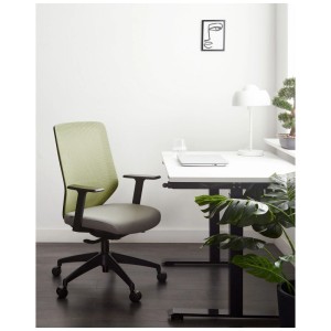 Sedia da ufficio Beliani Virtuoso grigio/verde con braccioli e poggiatesta davanti alla scrivania.