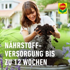 Femme tenant du terreau Compo Sana pour plantes vertes et palmiers. Terre spéciale pour plantes vertes.