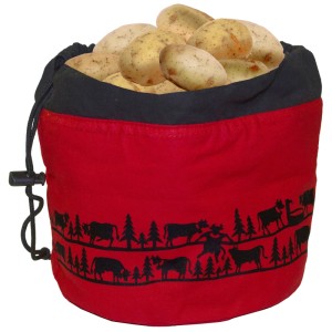 Rot-schwarzer Kartoffelkorb aus Baumwolle mit Alpenmotiv, gefüllt mit Kartoffeln.