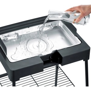 Severin Standgrill PG 8566 : Eau versée dans la plaque de cuisson.