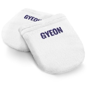 Kit applicateurs microfibre Gyeon pour entretien auto, 2 applicateurs blancs avec logo bleu.