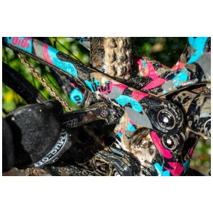 Muc-Off Reinigungsbürste Wheel & Component Brush im Einsatz zur Fahrradpflege.