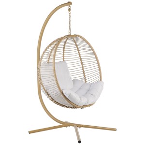 Sedia sospesa beige Beliani Arco con struttura in metallo e cuscini bianchi.