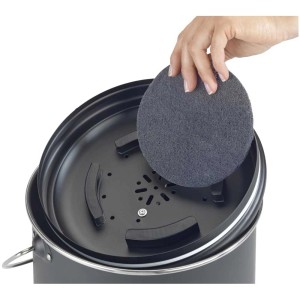Wenko Komposteimer Nero 6l: Hand setzt Aktivkohlefilter in schwarzen Küchen Komposteimer ein.