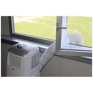 Joint de fenêtre Kibernetik blanc pour climatiseur mobile avec tuyau d'évacuation sur fenêtre ouverte, vue verte.
