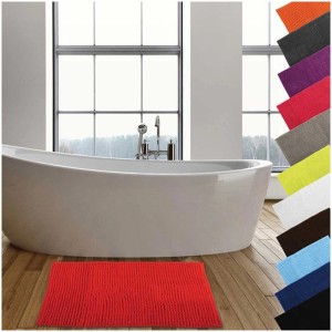 Tappeto da bagno MSV Chenille rosso (50x80 cm) in bagno davanti a una vasca.