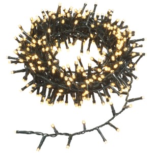 Guirlande lumineuse LED OBI extérieure avec 400 LED blanc chaud sur câble vert, partiellement déroulée. Pour jardin, terrasse.