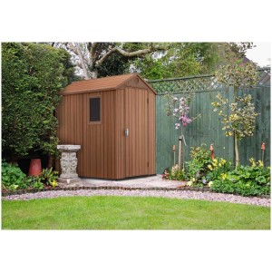 Abri de jardin en plastique Darwin 64 aspect bois dans un jardin.