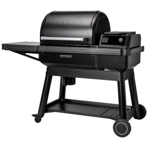 Grill a pellet Traeger Ironwood nero in acciaio/metallo con ripiano e ruote.