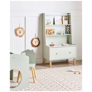 Bibliothèque enfant vert clair en MDF avec 3 étagères ouvertes, 1 tiroir et pieds en pin dans une chambre d'enfant.