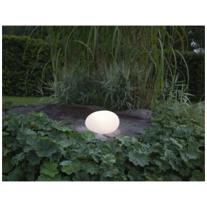 Lampe solaire décorative LED Globy blanche de Star Trading dans le jardin, lumière blanche chaude.