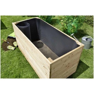 Potager surélevé avec membrane alvéolée noire pour le drainage, rouleau et découpe visibles.