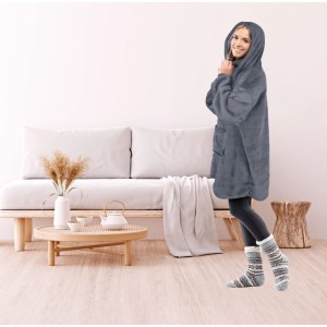 Frau in grauer Fleece Hoodie-Decke mit Kapuze und Bauchtasche. Weiche Oversize-Decke für gemütliche Stunden zu Hause.