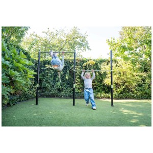 Exit Toys sbarra ginnastica doppia Ivy, verde-nera, con due bambini che fanno ginnastica in giardino.