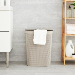 Cesto portabiancheria Rotho Brisen, 50 l, cappuccino con coperchio e asciugamano in bagno.