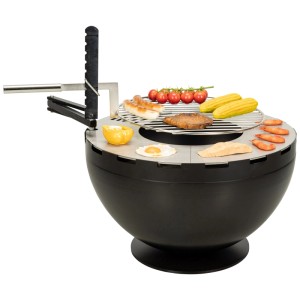 Nouvel Firebowl, braséro rond en acier noir (Ø 60 cm) avec des aliments grillés.