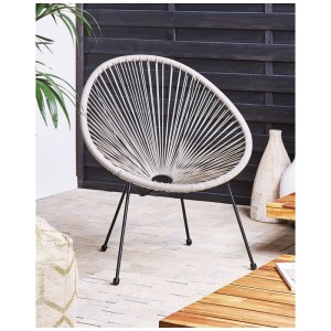 Sedia da giardino Beliani Acapulco grigio chiaro-nero in polyrattan con struttura in acciaio nero su patio.