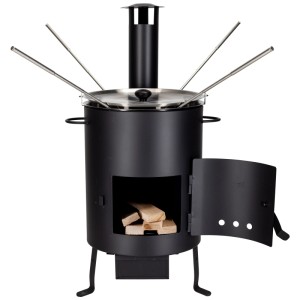 Schwarzer Nouvel Fondue- und Grillofen Gusto mit Deckel und Holz im Brennraum. Grillutensil für Garten und Terrasse.