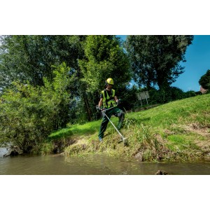 Homme travaillant avec le coupe-bordures à batterie Metabo FSB 36-18 LTX BL 40 au bord de l'eau.