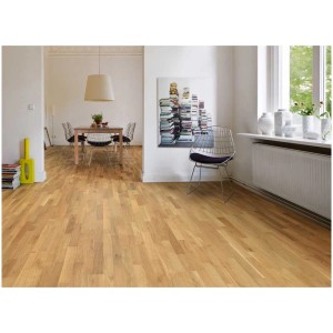 Helle Eiche Parkett Schiffsboden von Living by Haro im Wohnraum mit Möbeln.