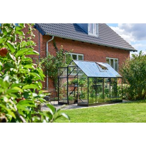 Serre noire Halls Qube 610 avec fenêtre de toit ouverte dans un jardin.