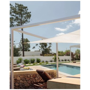 Voile d'ombrage triangulaire Lukka, blanc crème, offrant de l'ombre au bord de la piscine.