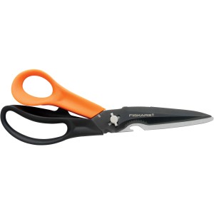 Forbici multiuso Fiskars Cuts+More con manico arancione e tagliafili.