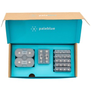 Pale Blue Earth Home Conversion Kit USB-C in scatola aperta. Batterie ricaricabili e caricabatterie.