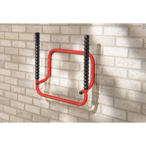 Support mural rouge pour 2 vélos, peu encombrant et pliable.